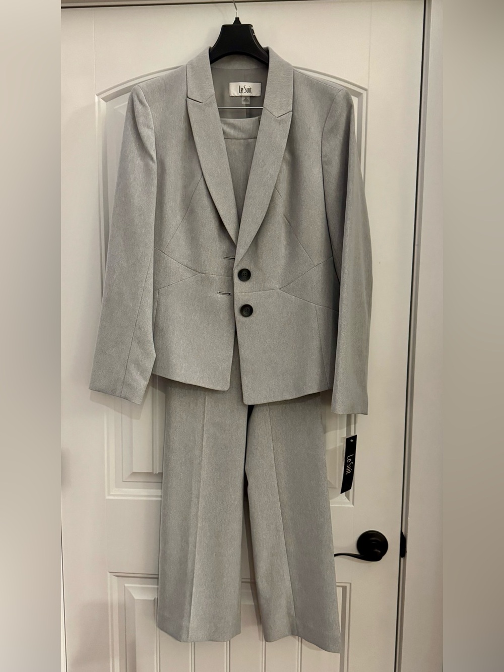 Le Suit Women’s Light Gray Two-Button Blazer & Trouser Suit (size 10)
